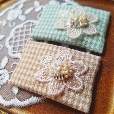 【ベージュ】💠ビーズ刺繍のしかくいぱっちんピン💠