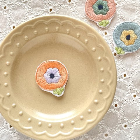 [2way]手刺繍ワッペンステッカー「新色(にいろ)のお花(オレンジ)」