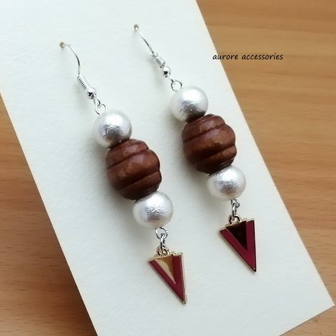 triangle pierced earrings　トライアングル　三角　ウッドビーズ　ブラウン　丸　ピンク　