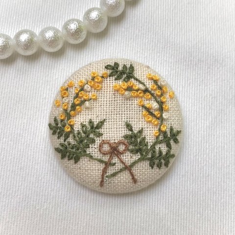 刺繍くるみボタンブローチ　＊ミモザモチーフ＊