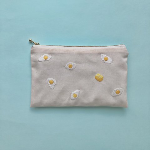 ＊手刺繍＊たまごいっぱいのフラットポーチ