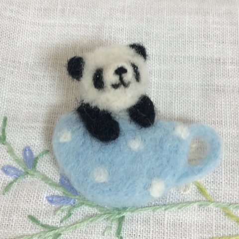 ちびっこパンダの羊毛フェルトのブローチ🐼