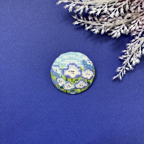 ネモフィラの手刺繍ブローチ