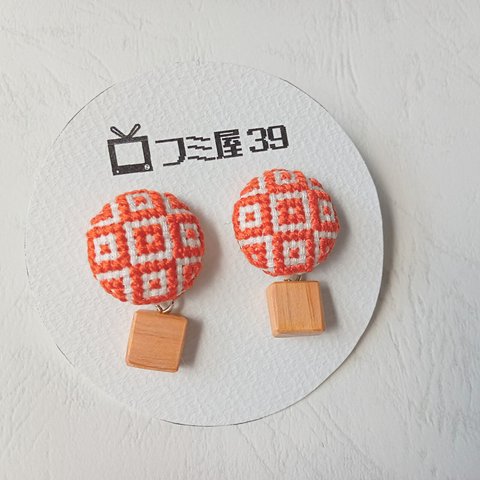 刺繍とウッドパーツのイヤリング