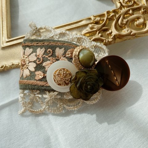 《インド刺繍リボン&ボタン  ヘアクリップ dark green》(No.144)