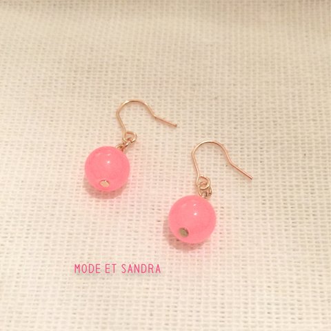 チェリーピンクのカルセドニーピアス