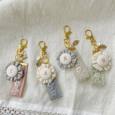 小さめイニシャルチャーム　⁎キラキラ刺繍⋆꙳