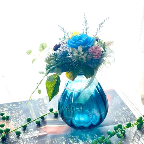 初夏の新作＊記念日＊誕生日＊結婚祝い＊初夏に似合うブルーの花器のプリザーブドフラワーアレンジメント＊色変更可能