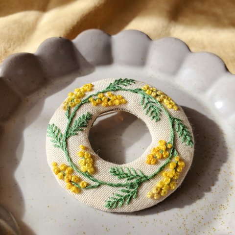 刺繍　ブローチ　ミモザのリース