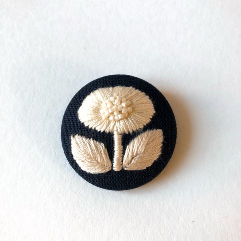 ellipseの花 ⅲ 刺繍 ブローチ    ネイビー