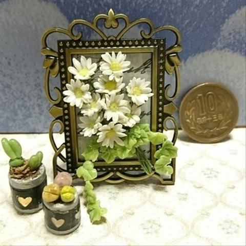 ミニチュアの花「マーガレットフレーム&多肉植物」