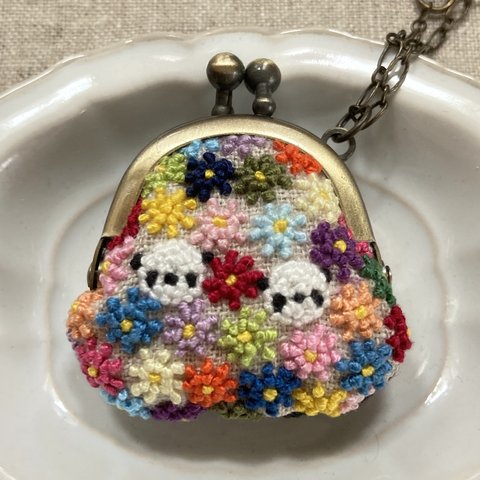 つぶつぶ花刺繍と双子のぱんだ刺繍がぎゅぎゅっと手刺繍のちびがま口キーホルダー