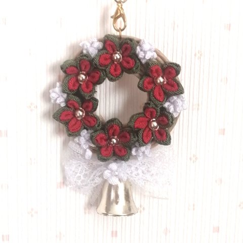 ♡小さなクリスマスリース♡　約5.5cm　つまみ細工　緑×赤