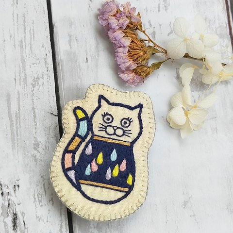 しずく柄まつ毛猫の手刺繍ブローチ