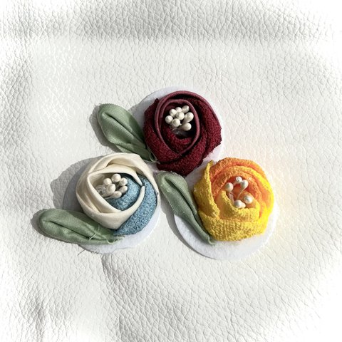 選べる3色/つまみ細工バックチャーム⭐︎玉薔薇
