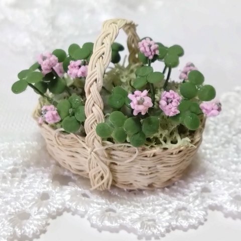 ミニチュアの花「カトレアクローバーのピクニックバスケット」