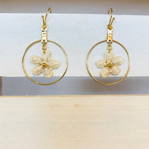 お花揺れるピアス