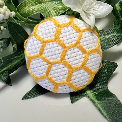 〜ハチミツぶんぶん🎶〜刺繍ブローチ くるみボタン ヘキサゴン