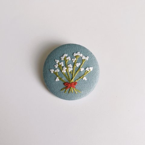 刺繍 くるみボタン ブローチ ＊【 くすみブルー かすみ草 】