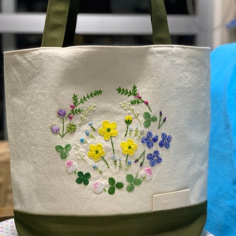 野の花刺繍のトートバック（クローバーとカーキの帆布）