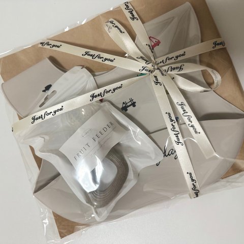 RiiKuru  gift  set NO.3《クルマ》 | 出産祝い　ギフト　セット　プレゼント　フルーツフィーダー　2点セット　食器　スタイ｜送料無料｜男の子