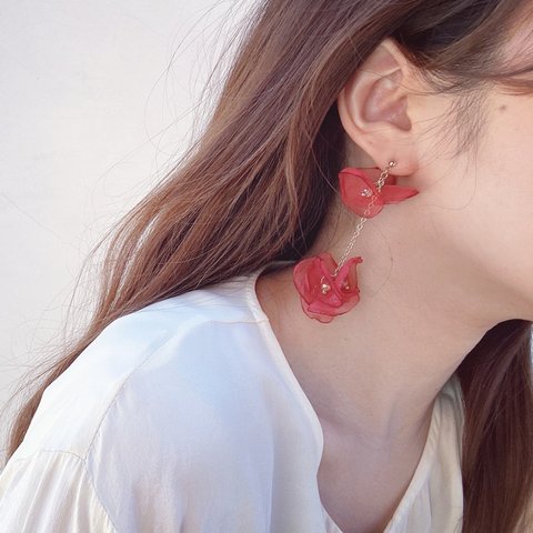 たっぷり ふわふわ 花びら ピアス red ( イヤリング )