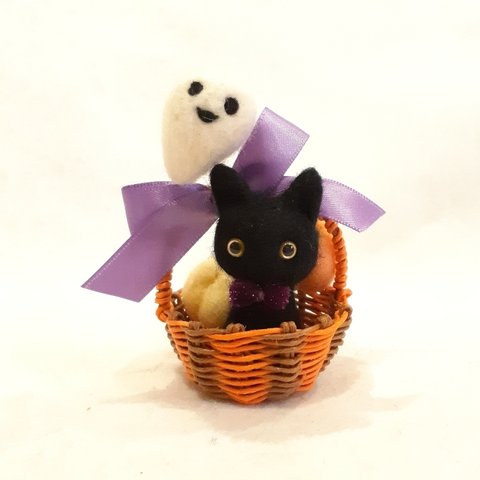 羊毛フェルトのハロウィン飾り　黒猫とオバケちゃん、ジャックオランタンのバスケット
