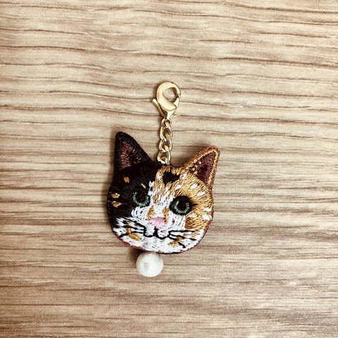 揺れる⟢˖⊹ ࣪猫さん刺繍のコットンパール付きストラップ