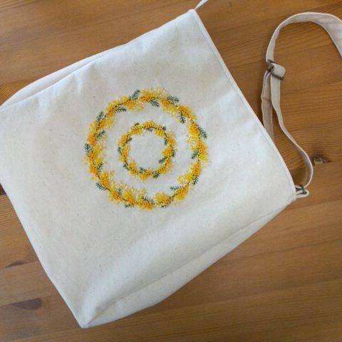 ミモザリース刺繍のシヨルダー。