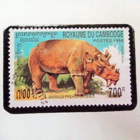 アップサイクル　カンボジア　恐竜切手ブローチ 3673