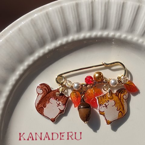 紅葉にりす舞うブローチ🍂🐿️