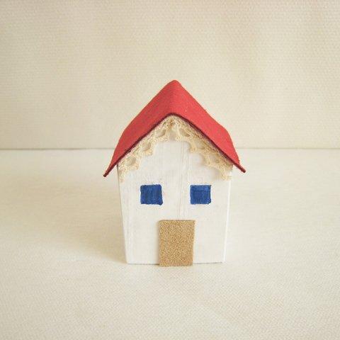 可愛い赤い屋根の小さいお家の置物（小）