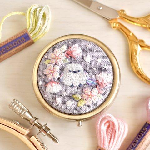 シマエナガと桜刺繍のアクセサリーケース