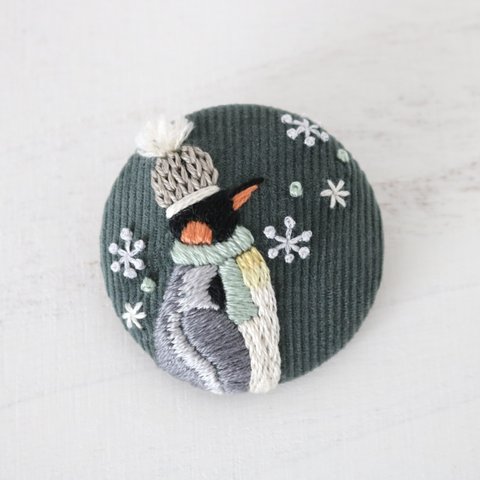 雪降るペンギンの冬支度　手刺繍ブローチ［受注制作］