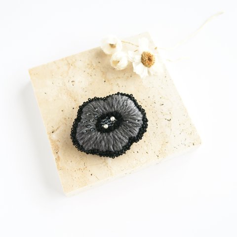 Brooch. ブローチ " Wool flower. " | 刺繍のブローチ | ブラック系