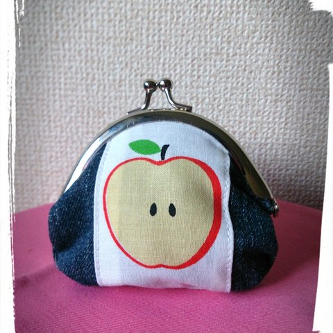 デニム生地で作った がま口 ～I have an apple!