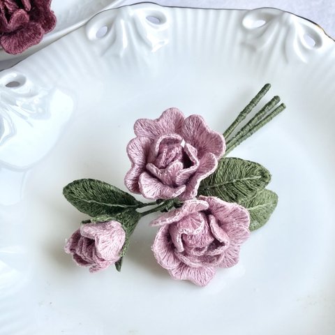 【受注】立体刺繍 バラ  《アンティークピンク》の ブローチ rose