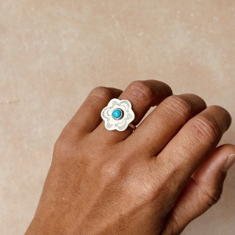 フラワーコンチョシルバーリング✴︎キングマンターコイズ彫金指輪silver950インディアンジュエリー人気