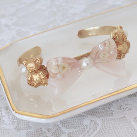 【受注生産】girly flower  ribbon bangle ❤︎ teddy bear くま　テディベア　お花　バングル　お花アクセサリー　本物のお花　かすみ草　リボン　りぼん　腕輪　レジン