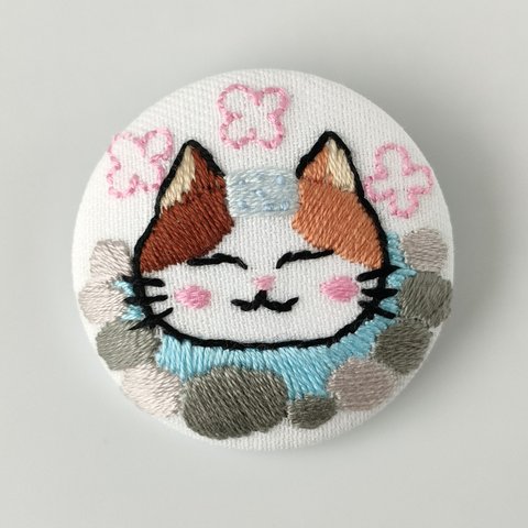 猫ちゃんと温泉刺繍ブローチ