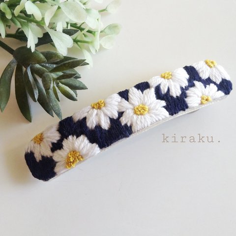 花の刺繍バレッタ　白花✕ネイビー