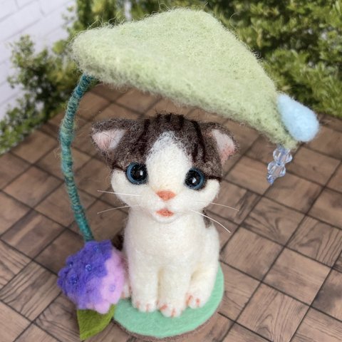 ★はっぱの傘 子猫 ★キジトラ白 キトンブルー 羊毛フェルト てのひらサイズ　ちび猫