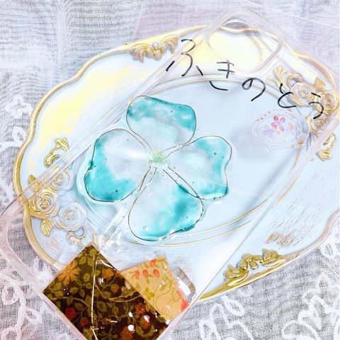 結婚式や日常生活にも最適！　　ハンドメイド　レジン　野に咲く四葉のクローバー　スカイブルー　スマホケース　iPhone14Plusケース　⑥