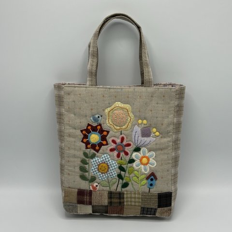 アップリケと羊毛刺繍のトートバッグ　(花壇B)