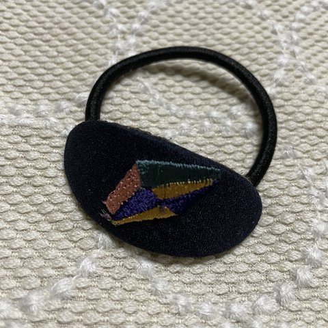 ミナペルホネン*楕円刺繍ヘアゴム*クリスタル　ネイビー