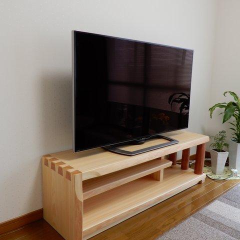 ヒノキの枝のテレビ台