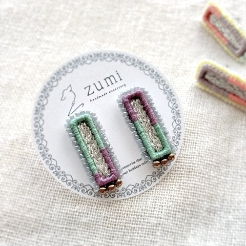 【ピアス完成品】バイカラー　刺繍ピアス　チェコビーズ　サージカルステンレスピアス（emerald&purple）