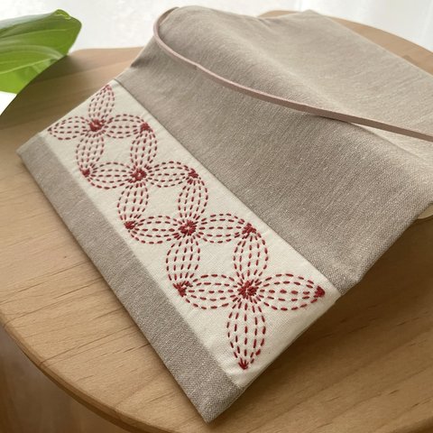 刺し子ブックカバー　文庫本/花文/ブラウン　刺繍　パッチワーク　ベージュ　花柄　プレゼント　シンプル　文房具　布　文具　北欧　ココア　クリスマス　ギフトボックス　誕生日　母の日　敬老の日　読書