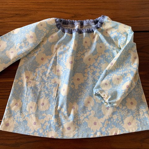 専用☆新春SALE☆☆100サイズ☆水色のお花の長袖スモック☆