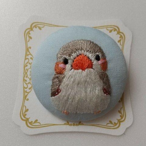 キンカチョウの刺繍ブローチ